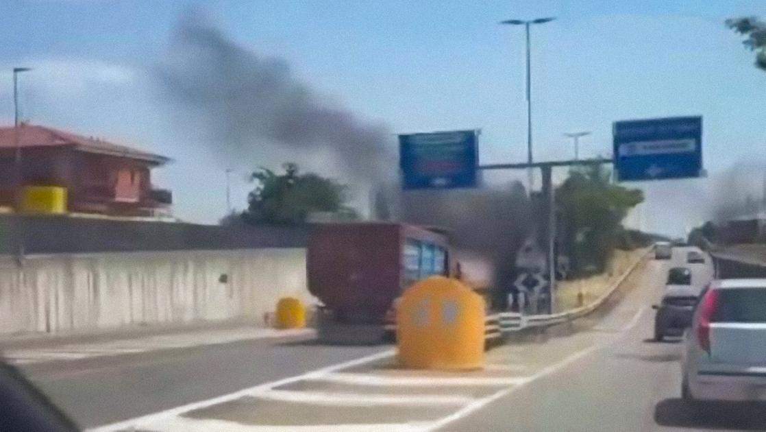 tragedia a bergamo galleria dell8217asse invasa da fiamme e fumo ragazzo di 17 anni muore nello schianto con un tir