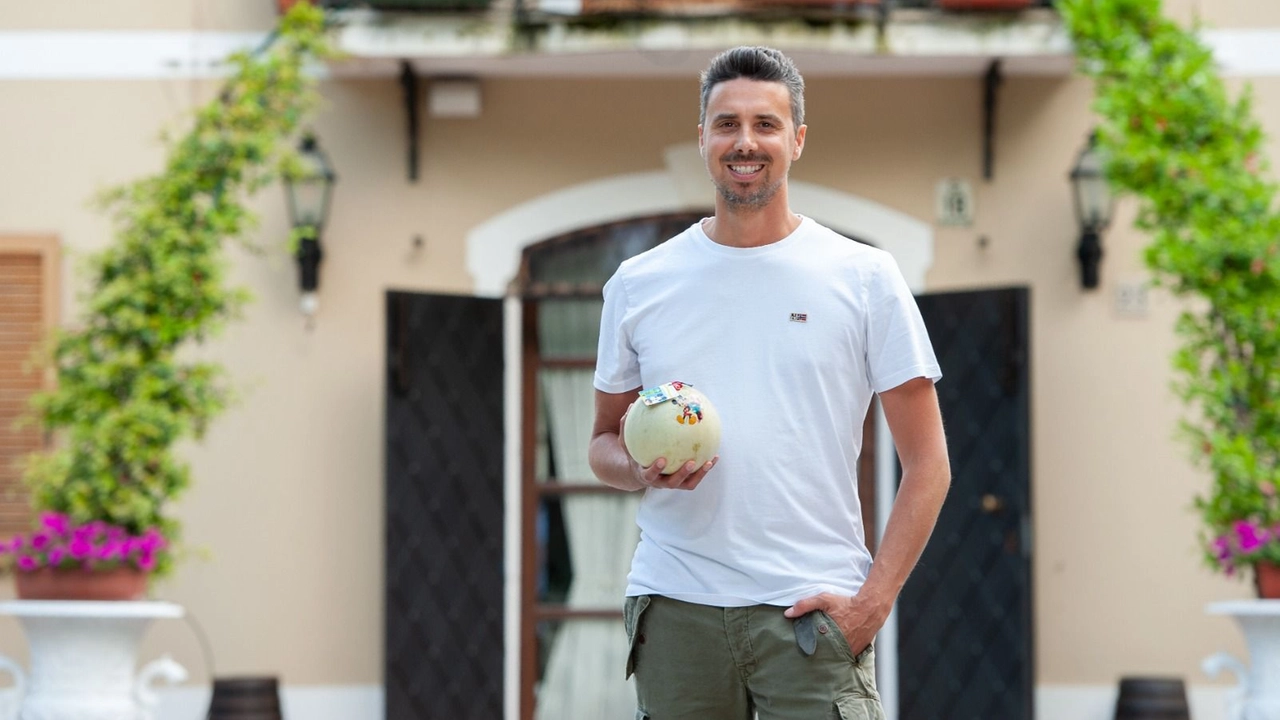 Oscar Zerbinati mostra uno dei meloni dell’azienda di famiglia che approdano nei ristoranti di New York e Miami Oscar Zerbinati mostra uno dei meloni dell’azienda di famiglia che approdano nei ristoranti di New York e Miami