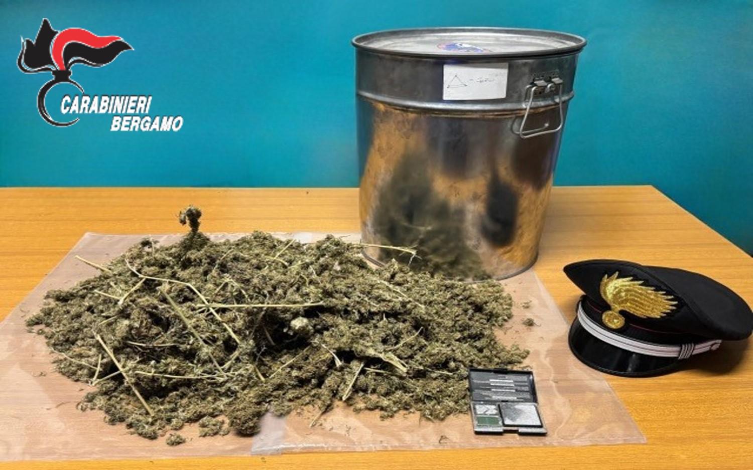 lite con il vicino per il portone e i carabinieri gli trovano la droga in casa arrestato