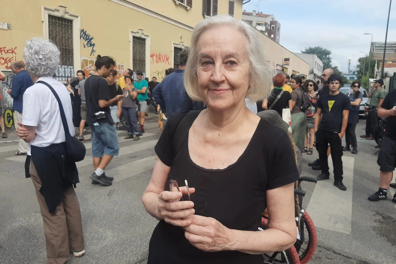 Marina Boer, presidente della mamme antifasciste, assiste allo sgombero del Leoncavallo