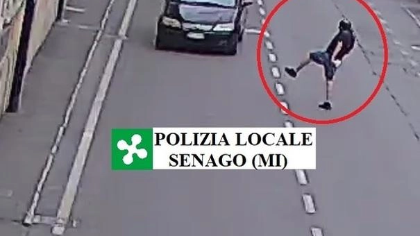 Le immagini del 40enne di Varedo mentre minaccia gli autisti prima di essere fermato e denunciato dagli agenti di Senago
