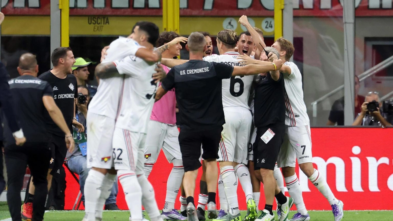 La festa di giocatori e staff tecnico della Cremonese sul prato del Meazza dopo il triplice fischio che ha sancito il successo dei grigiorossi in casa del Milan La festa di giocatori e staff tecnico della Cremonese sul prato del Meazza dopo il triplice fischio che ha sancito il successo dei grigiorossi in casa del Milan