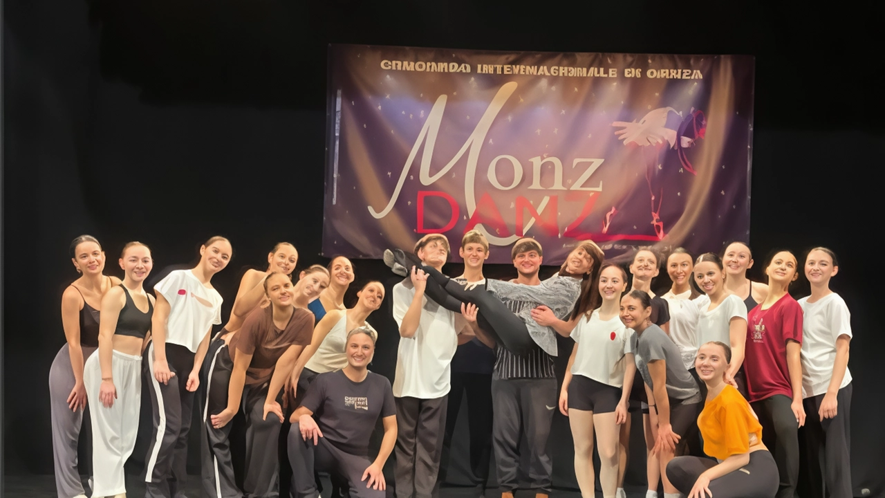 Monza capitale della danza per un giorno. Più di 300 ballerini, da 25 scuole, provenienti da Lombardia, Sicilia, Svizzera e... Monza capitale della danza per un giorno. Più di 300 ballerini, da 25 scuole, provenienti da Lombardia, Sicilia, Svizzera e...