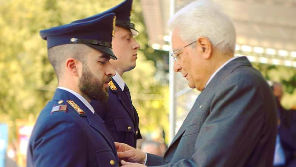 La polizia di Sesto piange Luca Scatà, il coraggioso agente che nel 2016 fermò il terrorista di Berlino. Il poliziotto è stato stroncato a 35 anni da un male incurabile. Nella foto il momento in cui il presidente della Repubblica Mattarella gli conferì la medaglia d'oro al Valor civile