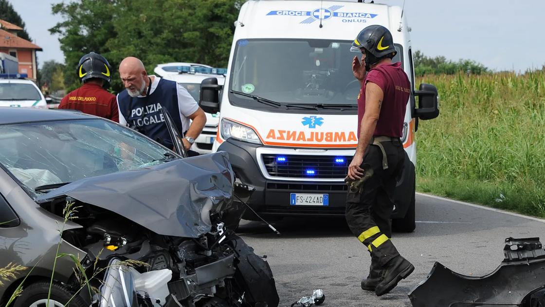 incidente a rodengo saiano perde il controllo dell auto e va fuori strada morto un settantenne