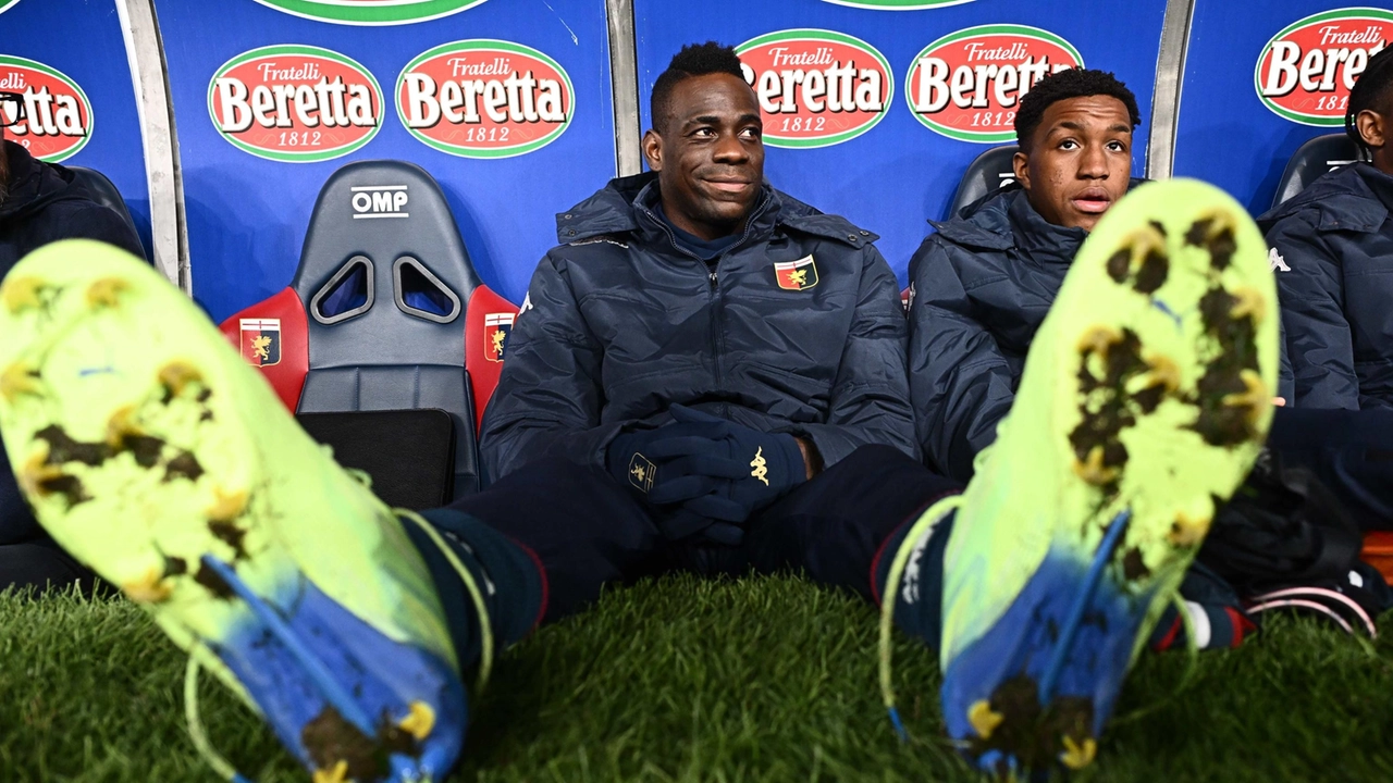 Mario Balotelli in panchina per la partita Genoa Como finita 1-1 Mario Balotelli in panchina per la partita Genoa Como finita 1-1