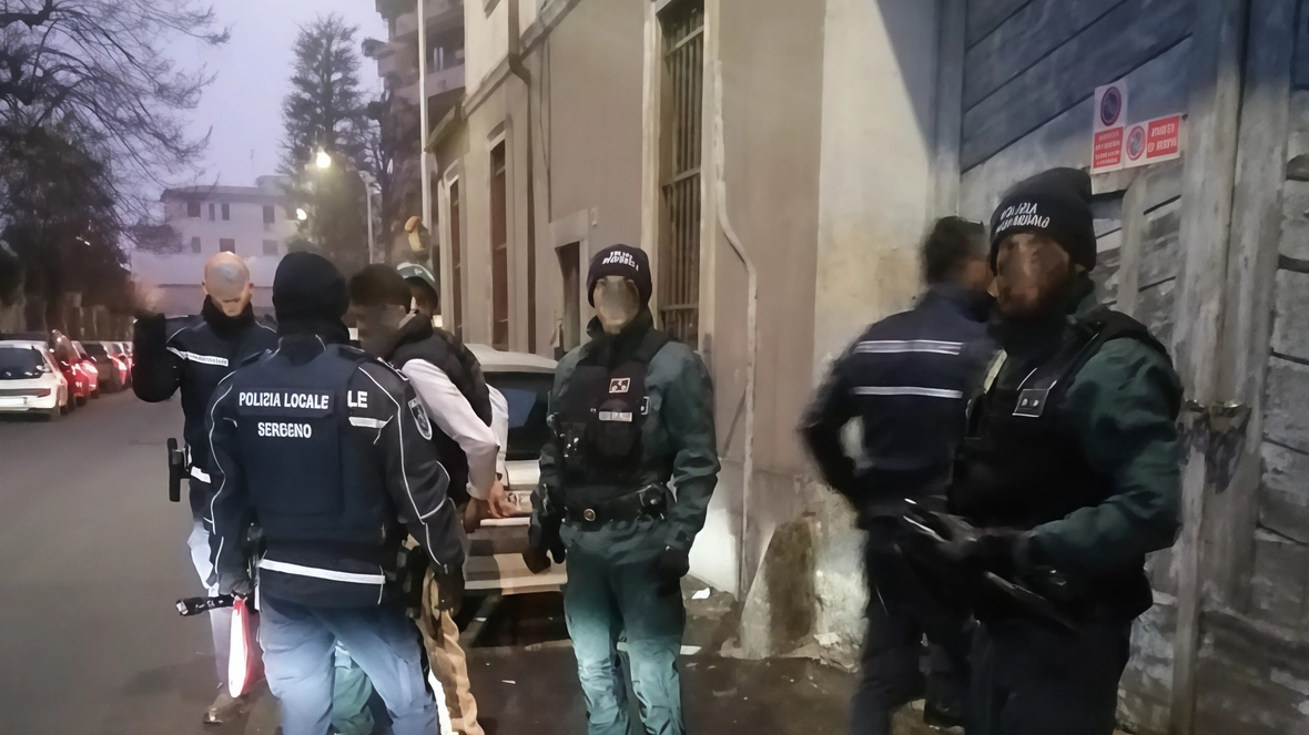 I controlli della polizia locale e provinciale nelle aree abbandonate della ex Parà e di via Capitano Giulietti I controlli della polizia locale e provinciale nelle aree abbandonate della ex Parà e di via Capitano Giulietti