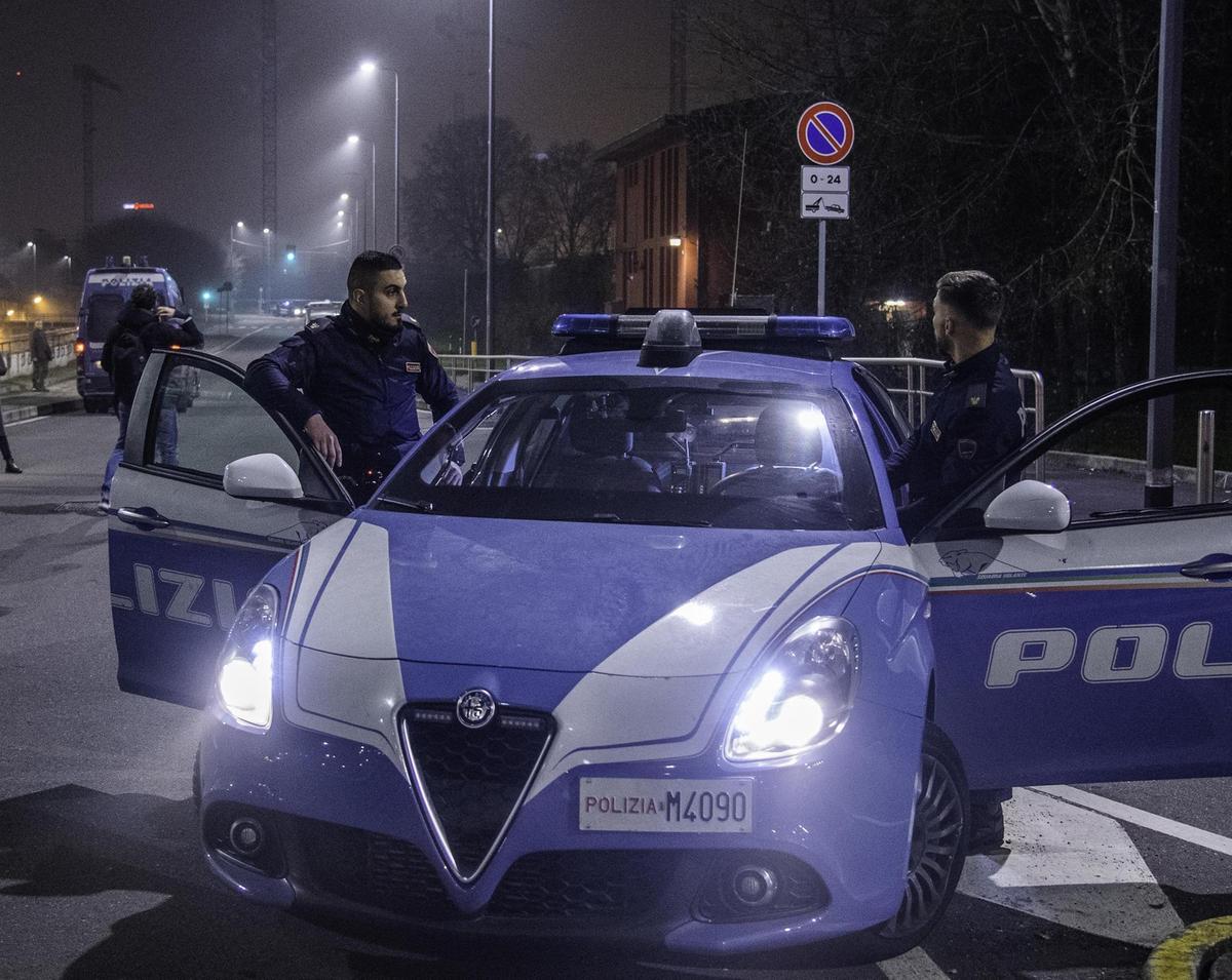 Spacciatore in fuga bloccato dai poliziotti . Tre arresti in città in meno di 24 ore Spacciatore in fuga bloccato dai poliziotti . Tre arresti in città in meno di 24 ore