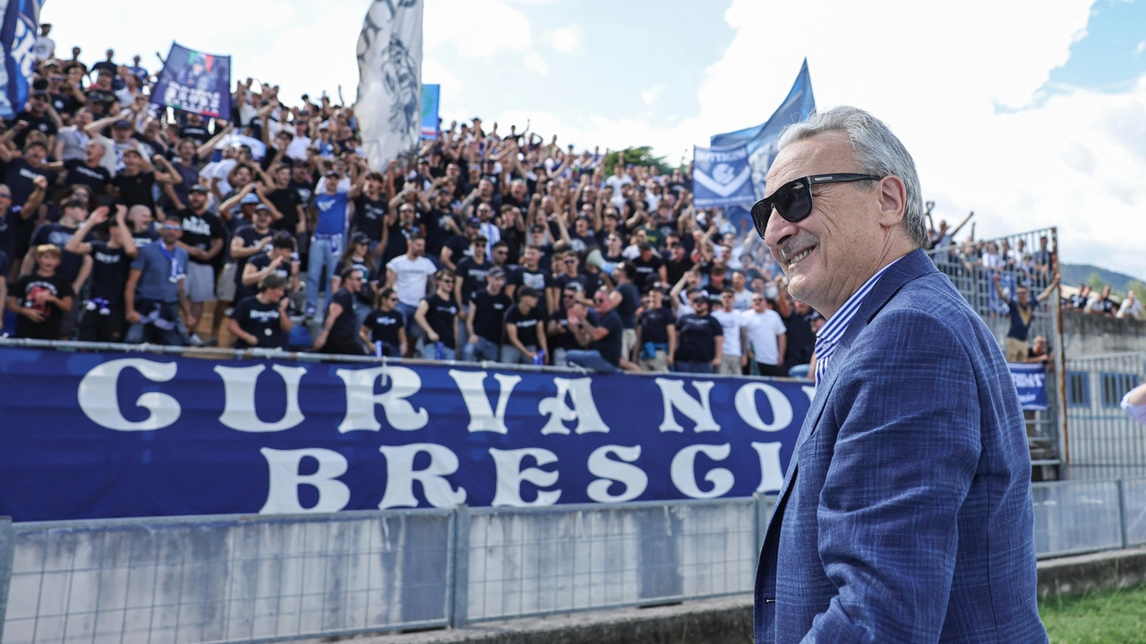 Il massimo dirigente biancazzurro applaudito dai tifosi bresciani prima dell'amichevole Il massimo dirigente biancazzurro applaudito dai tifosi bresciani prima dell'amichevole