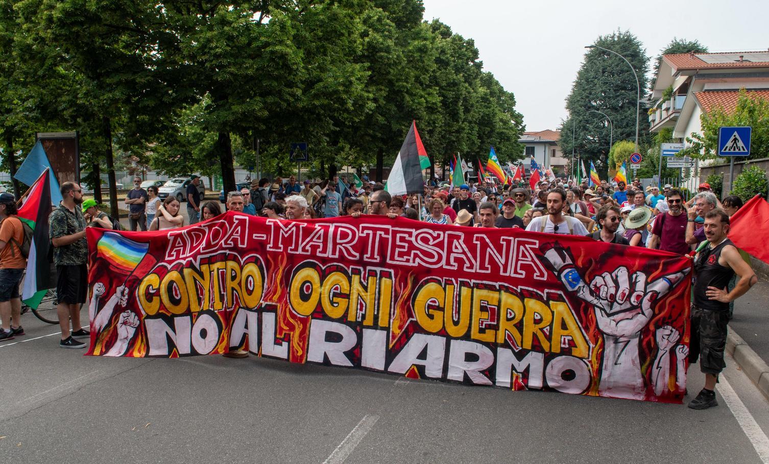 La Martesana manifesta per la pace. Più di mille in marcia: "No al riarmo" La Martesana manifesta per la pace. Più di mille in marcia: "No al riarmo"