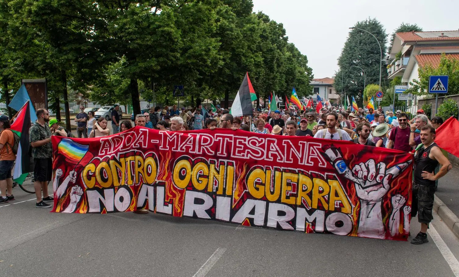 La Martesana manifesta per la pace. Più di mille in marcia: “No al riarmo”