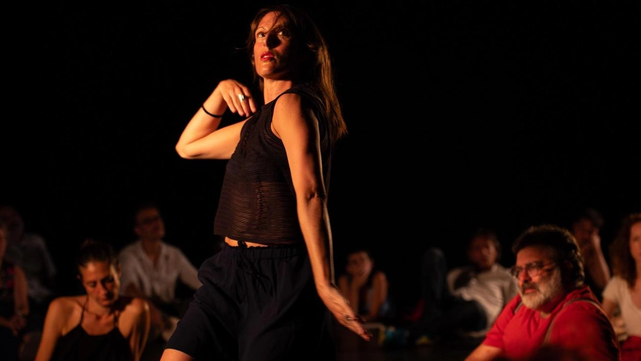 La musica diventa spazio abitabile in “Bagliore n. 2“ con Marta Ciappina, vincitrice dell’Ubu 2023 come miglior performer La musica diventa spazio abitabile in “Bagliore n. 2“ con Marta Ciappina, vincitrice dell’Ubu 2023 come miglior performer