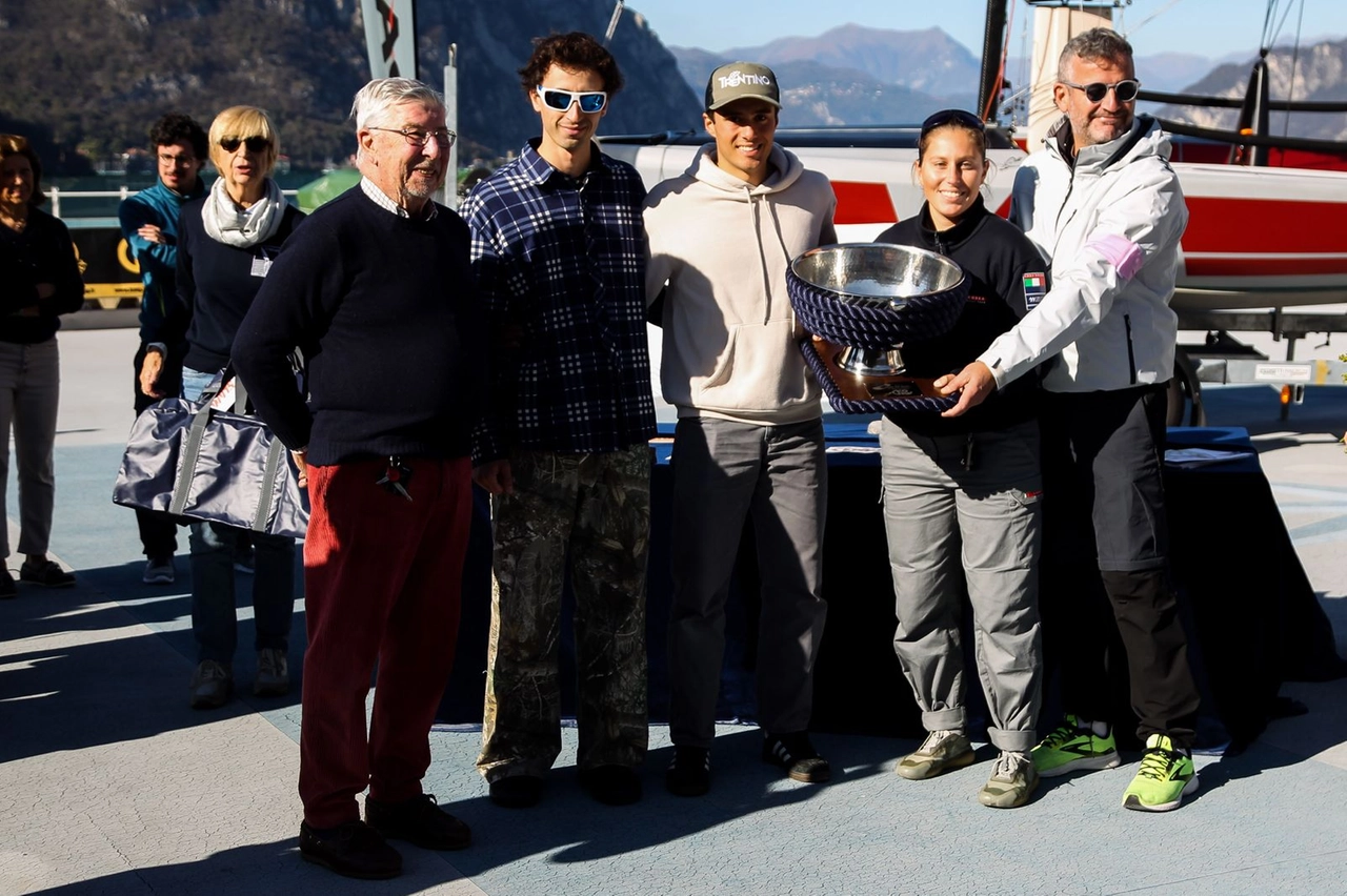 L'equipaggio vincitore ritira la Coppa dei Bravi da Marco Bonaiti (Kong)