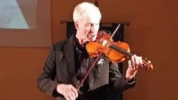 Un viaggio affascinante nel cuore del Medioevo con musica, immagini e parole. Un concerto multimediale che intreccia storia, poesia, aneddoti,... Un viaggio affascinante nel cuore del Medioevo con musica, immagini e parole. Un concerto multimediale che intreccia storia, poesia, aneddoti,...