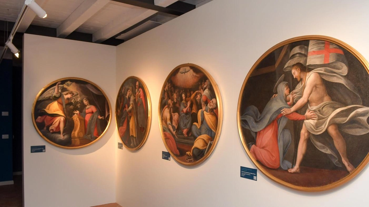 Visitabili tanti altri gioielli come i quadri conservati risalenti al Seicento e Settecento . Nell’area museale trova posto l’archivio storico della parrocchia con 600 volumi. Visitabili tanti altri gioielli come i quadri conservati risalenti al Seicento e Settecento . Nell’area museale trova posto l’archivio storico della parrocchia con 600 volumi.