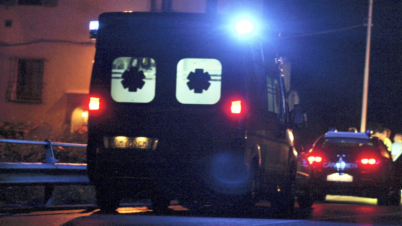 Carabinieri e ambulanza in azione nella notte Carabinieri e ambulanza in azione nella notte