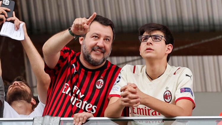 Il vicepremier e leader della Lega Matteo Salvini con la maglia del Milan, di cui è tifoso da sempre