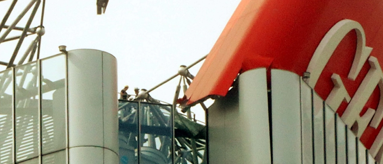 Cedimento insegna Generali, riaperta la fermata Tre Torri della M5. La piazza di CityLife accessibile tra oggi e domani