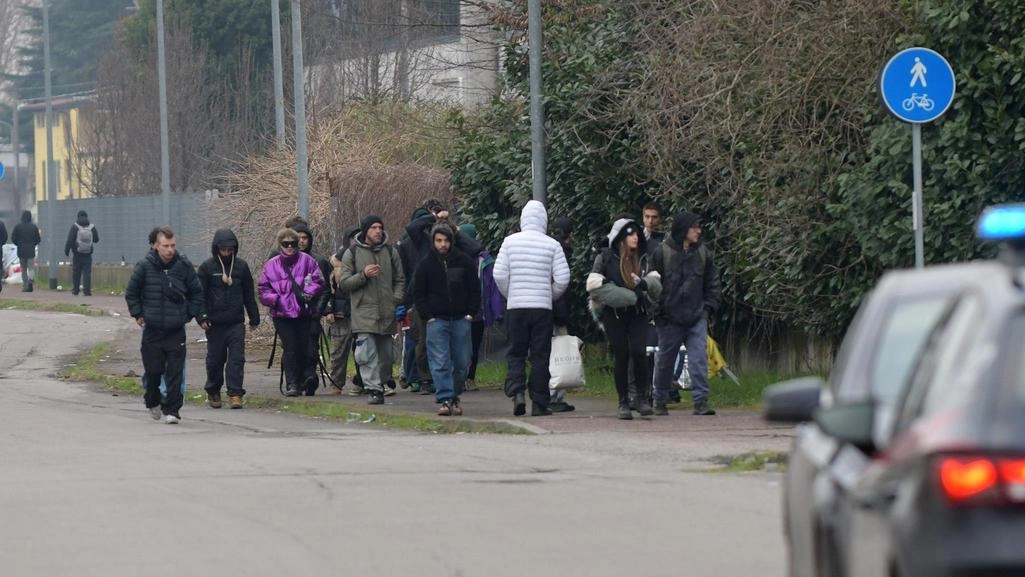 Il passaparola sui social per darsi appuntamento nel vecchio polo chimico. Nel pomeriggio non tutti si erano allontanati, l’identificazione andata avanti per ore. Il passaparola sui social per darsi appuntamento nel vecchio polo chimico. Nel pomeriggio non tutti si erano allontanati, l’identificazione andata avanti per ore.