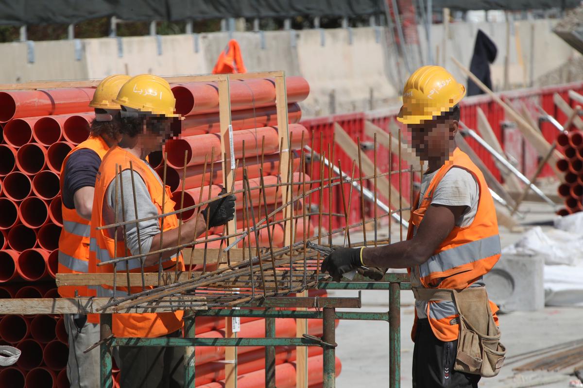pontoglio operai salgono sull8217impalcatura per rivendicare gli arretrati tensione in cantiere arriva il negoziatore