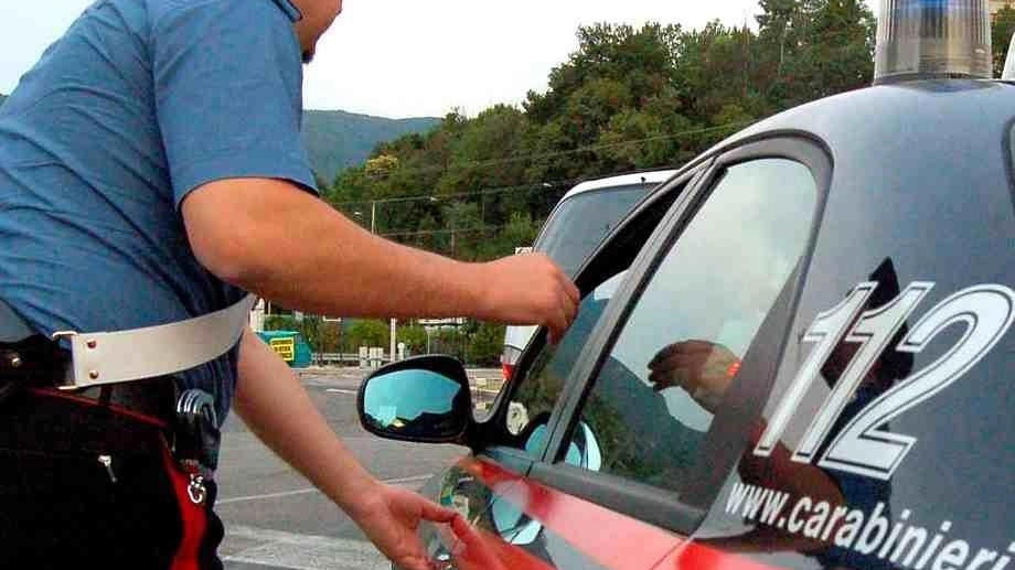 Durante un controllo i carabinieri hanno arrestato un giovane per spaccio e detenzione di arma clandestina Durante un controllo i carabinieri hanno arrestato un giovane per spaccio e detenzione di arma clandestina