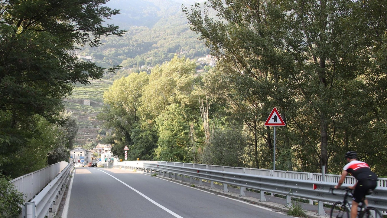 Il ponte sul fiume Adda Disagi in vista per gli abitanti e le imprese di Busteggia Faedo e Piateda che dovranno percorrere vie alternative Il ponte sul fiume Adda Disagi in vista per gli abitanti e le imprese di Busteggia Faedo e Piateda che dovranno percorrere vie alternative