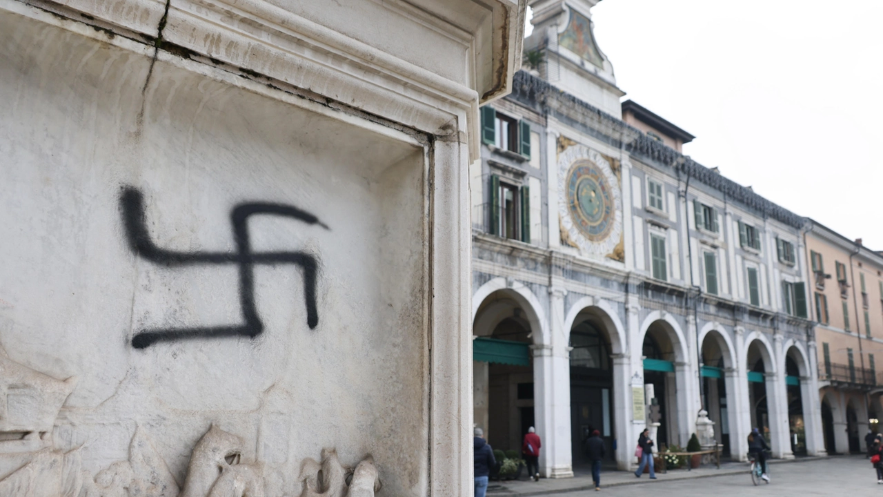 Svastiche in centro a Brescia