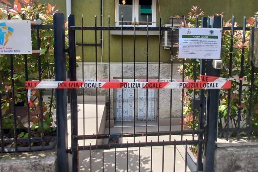 I sigilli della polizia locale ai cancelli della moschea di Paderno