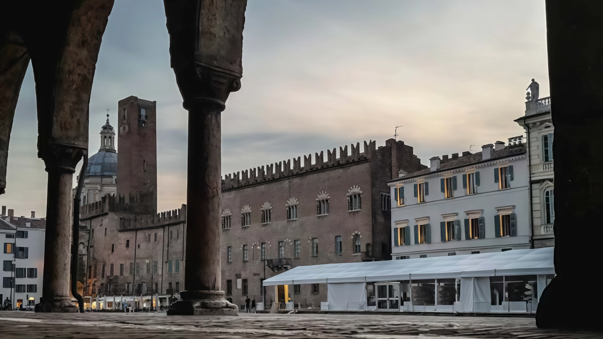 Piazza Sordello, luogo principale degli appuntamenti del Festivaletteratura di Mantova Piazza Sordello, luogo principale degli appuntamenti del Festivaletteratura di Mantova