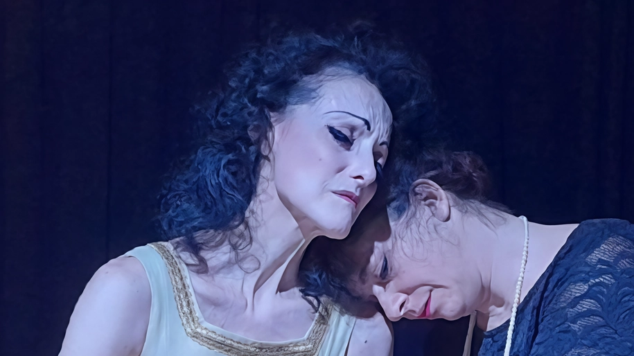 Le attrici della Compagnia Carossia nello spettacolo dedicato alla Callas Le attrici della Compagnia Carossia nello spettacolo dedicato alla Callas
