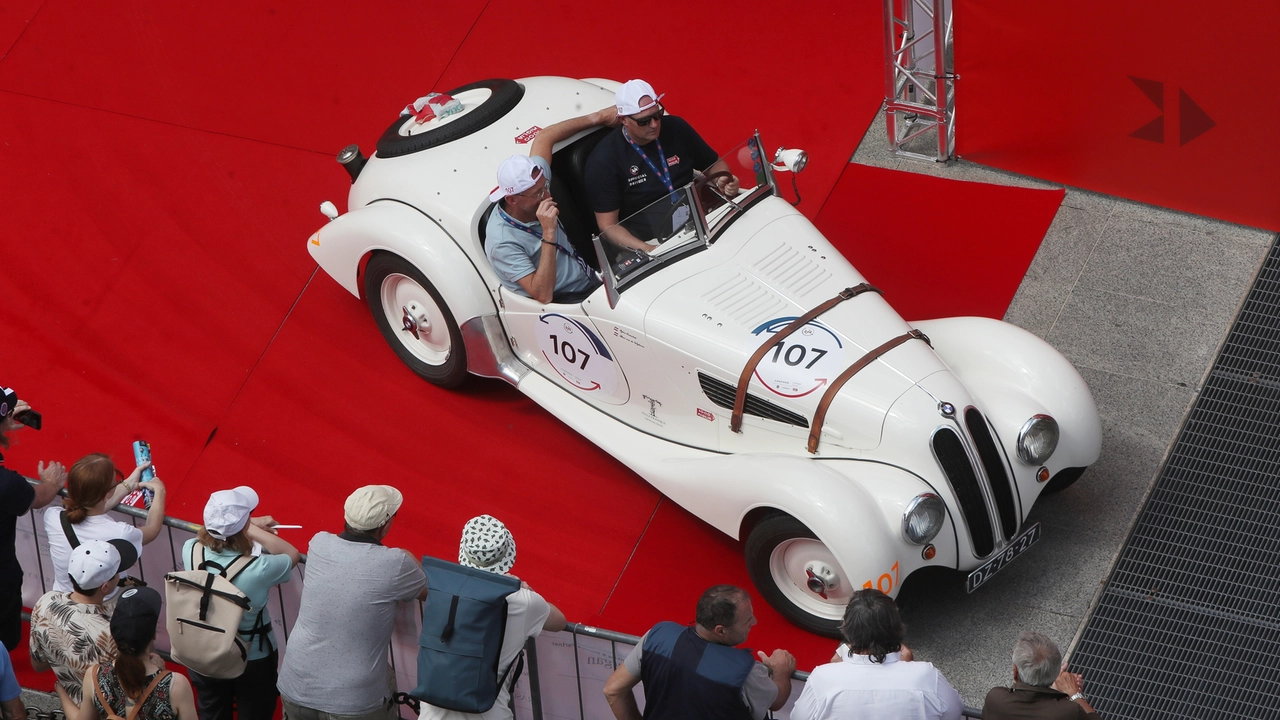1000 miglia punzonatura in piazza Vittoria, Brescia 10 giugno 2024
