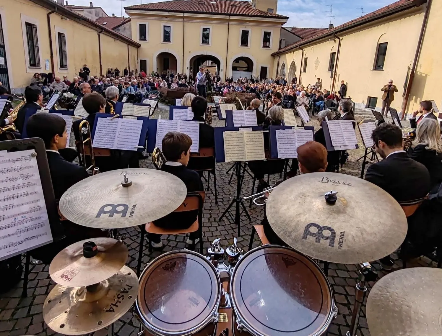 Quando la musica rompe le sbarre. Banda e detenuti assieme sul palco. Il concerto all’interno del carcere