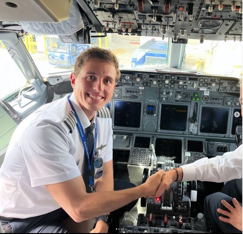 nicolò fatai il pilota di aerei diventato influencer porto i social in cabina e passa la paura di volare