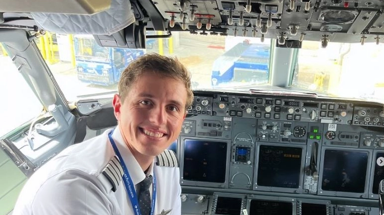 Nicolò Fatai detto Nico, 33 anni, da più di un anno è comandante sui Boeing 737