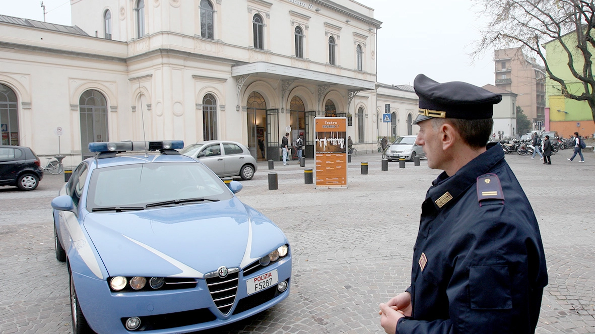 Polizia davanti alla stazione di Monza