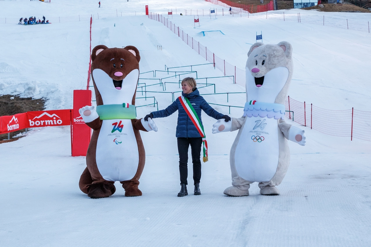 Le mascotte delle Olimpiadi, Tina e Milo, sulla pista Stelvio a Bormio