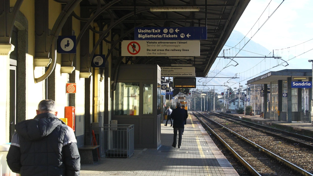 La stazione di Sondrio La manifestazione è all’indomani dell’ennesima giornata difficile per chi viaggia in treno La stazione di Sondrio La manifestazione è all’indomani dell’ennesima giornata difficile per chi viaggia in treno
