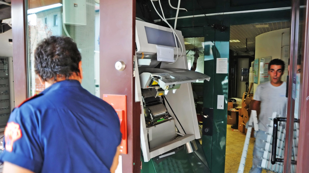 Uno dei bancomat fatti esplodere in provincia di Bergamo Uno dei bancomat fatti esplodere in provincia di Bergamo
