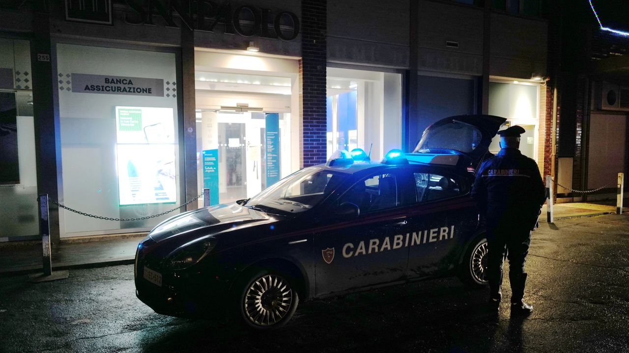 I carabinieri sono arrivati davanti alla banca dopo l'allarme lanciato dai cittadini (foto archivio) I carabinieri sono arrivati davanti alla banca dopo l'allarme lanciato dai cittadini (foto archivio)