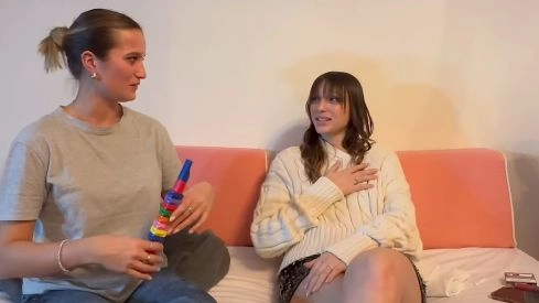 Sarah Toscano, in gara al Festival di Sanremo 2025 con il brano 'Amarcord', insieme all'amica Anna Folzi (Foto Instagram)