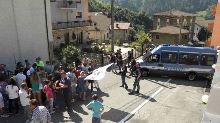 Le proteste dei residenti nel 2015 quando l’hotel divenne luogo di accoglienza Le proteste dei residenti nel 2015 quando l’hotel divenne luogo di accoglienza