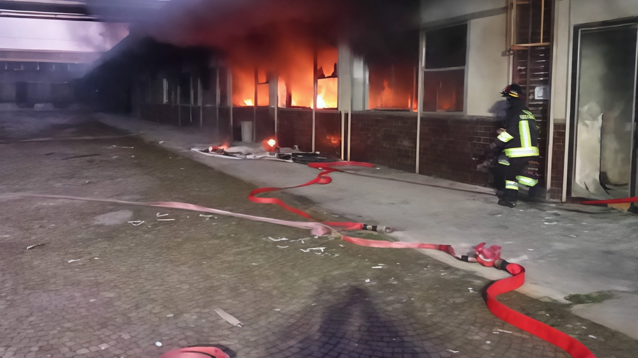 L’ultimo rogo ha tenuto impegnati i vigili del fuoco 18 ore Dieci le squadre che si sono alternate per domare le fiamme L’ultimo rogo ha tenuto impegnati i vigili del fuoco 18 ore Dieci le squadre che si sono alternate per domare le fiamme