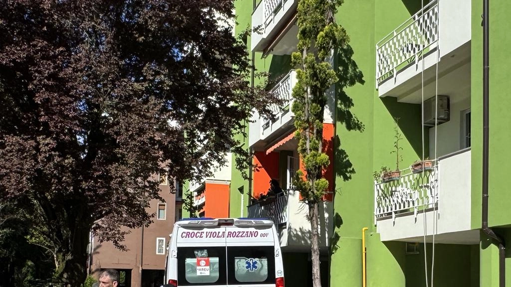 La palazzina di via Togliatti dove si è verificato giovedì il terribile infortunio Dal balcone del quarto piano calano le funi cui forse Christian si è aggrappato