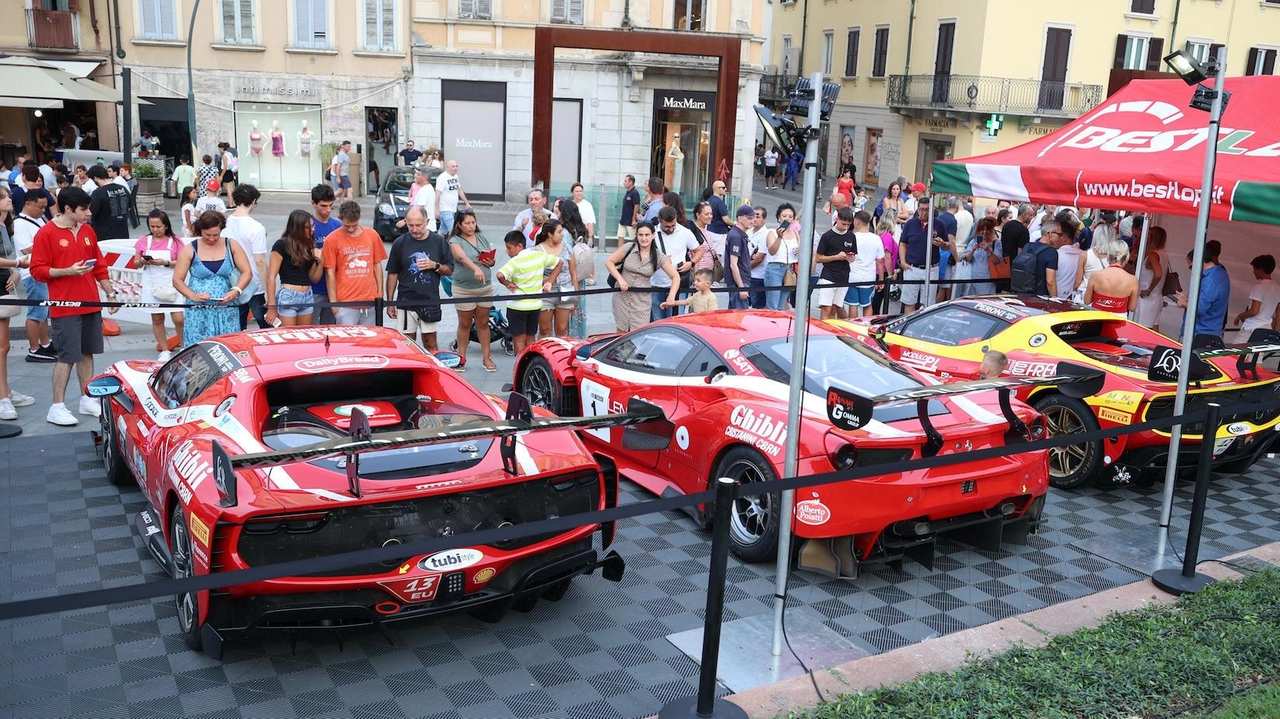 Spazio alla passione per i motori ma anche ai concerti nelle piazze della città Un fitto programma di intrattenimento allestito anche quest’anno con il FuoriGp Spazio alla passione per i motori ma anche ai concerti nelle piazze della città Un fitto programma di intrattenimento allestito anche quest’anno con il FuoriGp