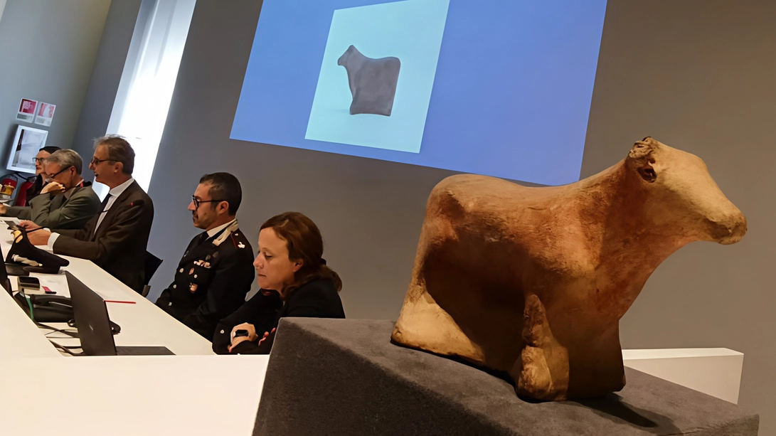 La statuetta votiva in terracotta torna al Museo Nazionale Romano grazie ai carabinieri. Il proprietario pentito l’ha consegnata ai musei civici accompagnandola con una lettera anonima. La statuetta votiva in terracotta torna al Museo Nazionale Romano grazie ai carabinieri. Il proprietario pentito l’ha consegnata ai musei civici accompagnandola con una lettera anonima.