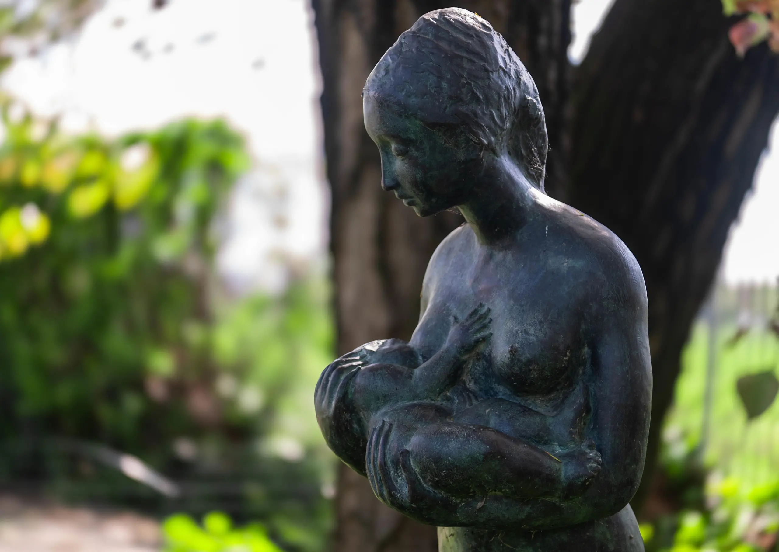 La statua della donna che allatta potrebbe essere esposta per la Design Week di Milano