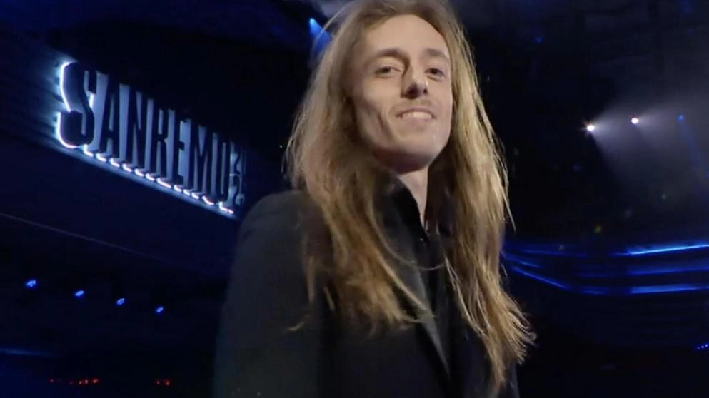 Riccardo Zangirolami a 23 anni è il più giovane direttore d’orchestra mai salito sul palco a Sanremo È anche pianista compositore e arrangiatore Riccardo Zangirolami a 23 anni è il più giovane direttore d’orchestra mai salito sul palco a Sanremo È anche pianista compositore e arrangiatore