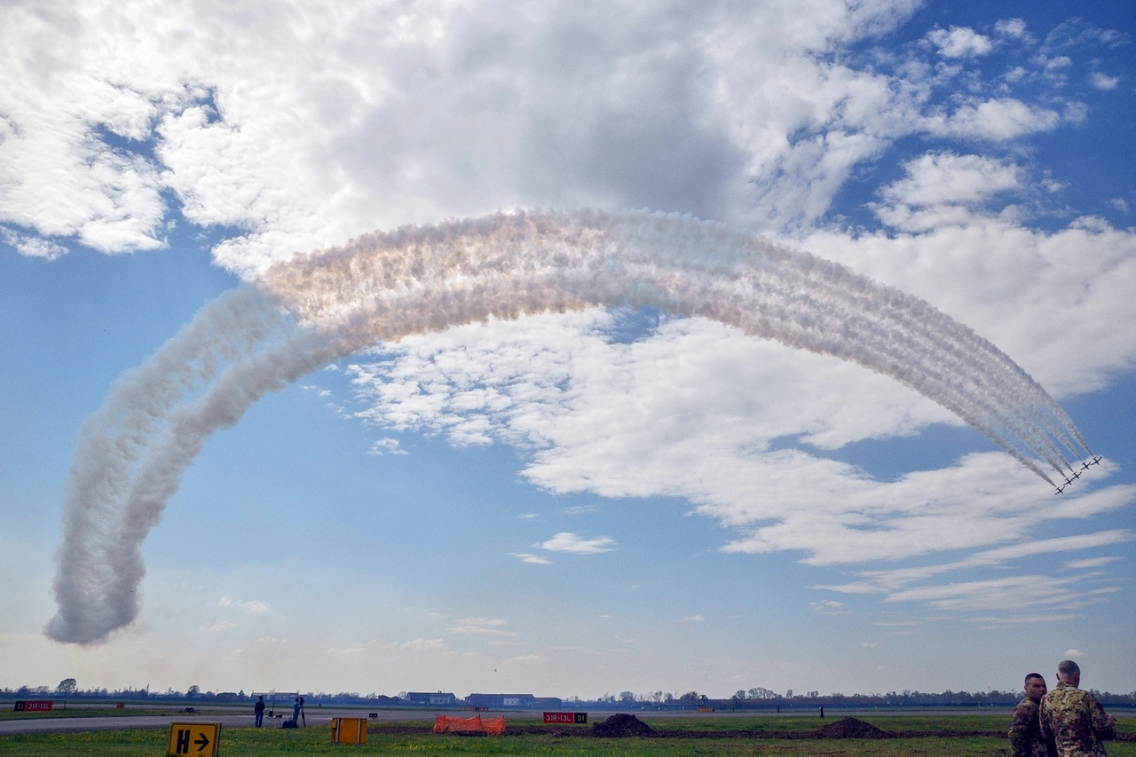 Lo spettacolo delle Frecce Tricolori nei cieli di Ghedi