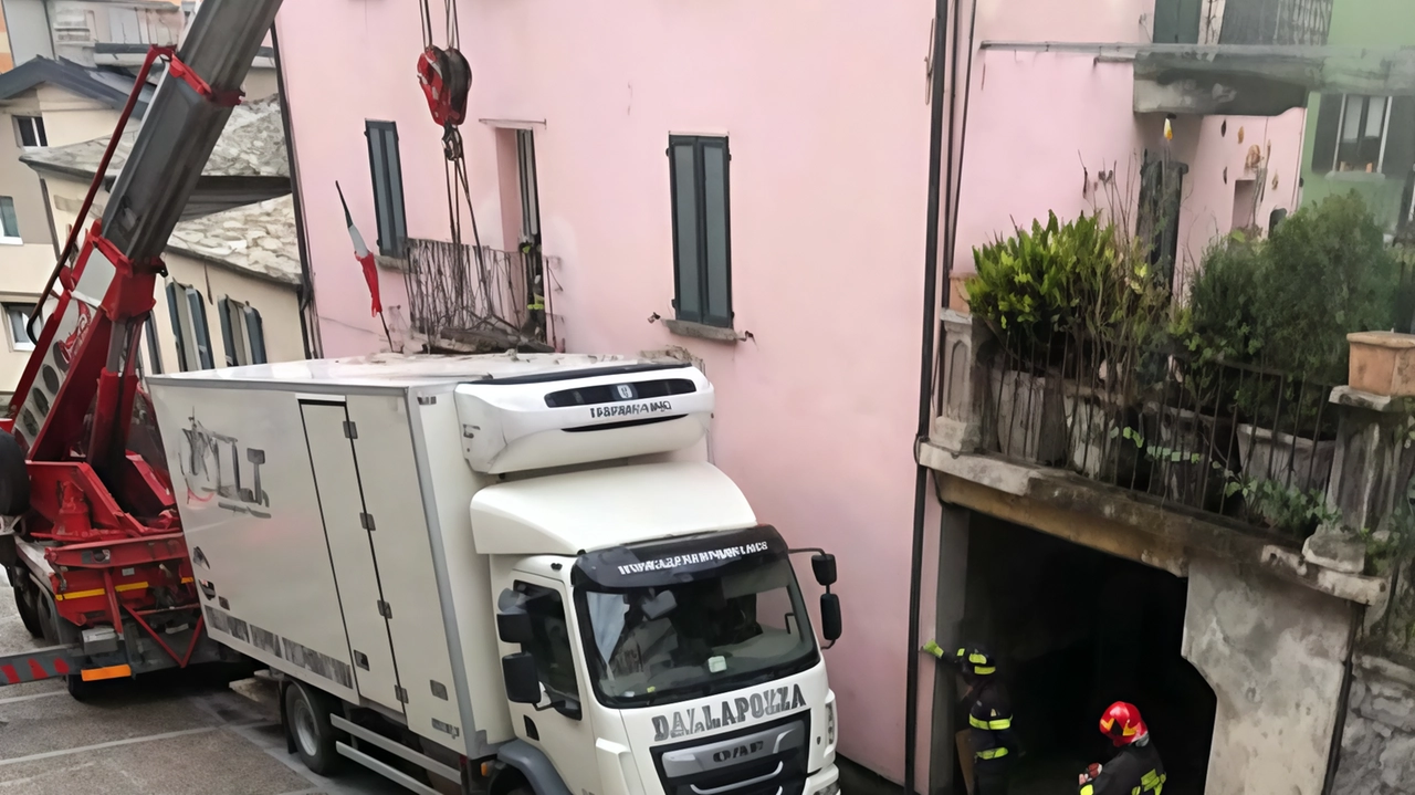 Lungo quella strada, via Adua, esiste il divieto di passaggio per i mezzi, eppure lunedì il conducente di un grosso... Lungo quella strada, via Adua, esiste il divieto di passaggio per i mezzi, eppure lunedì il conducente di un grosso...