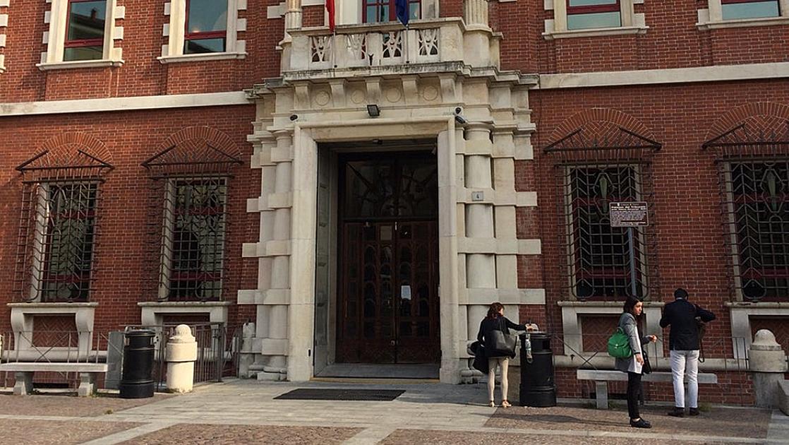 Varese, la maestra accusata di maltrattamenti: il difensore fa slittare il processo. In aula 39 parti offese e 13 aspiranti parti civili